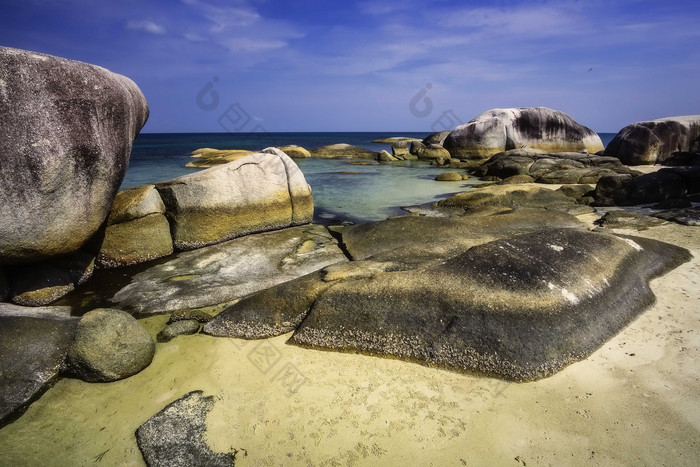 蓝天海滩细砾岩石摄影图