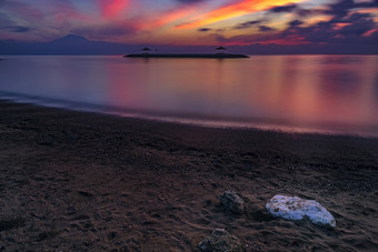 夕阳下晚霞海滩美景图