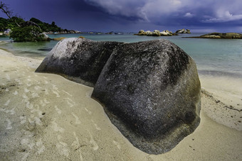 海边沙滩上的岩石摄影图片