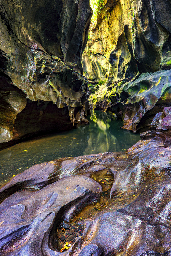 山间流水彩色岩石摄影图