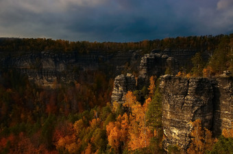 秋季悬崖风光摄影图