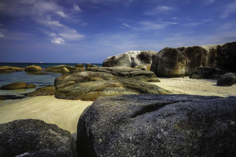海滩岩石上美丽的天空摄影图