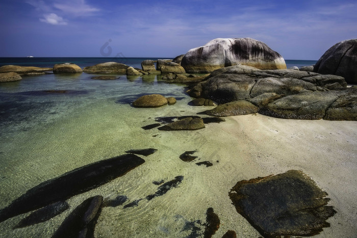蓝天下海滩美丽的岩石摄影图