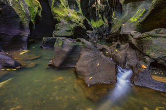 自然风景山间岩石流水摄影图
