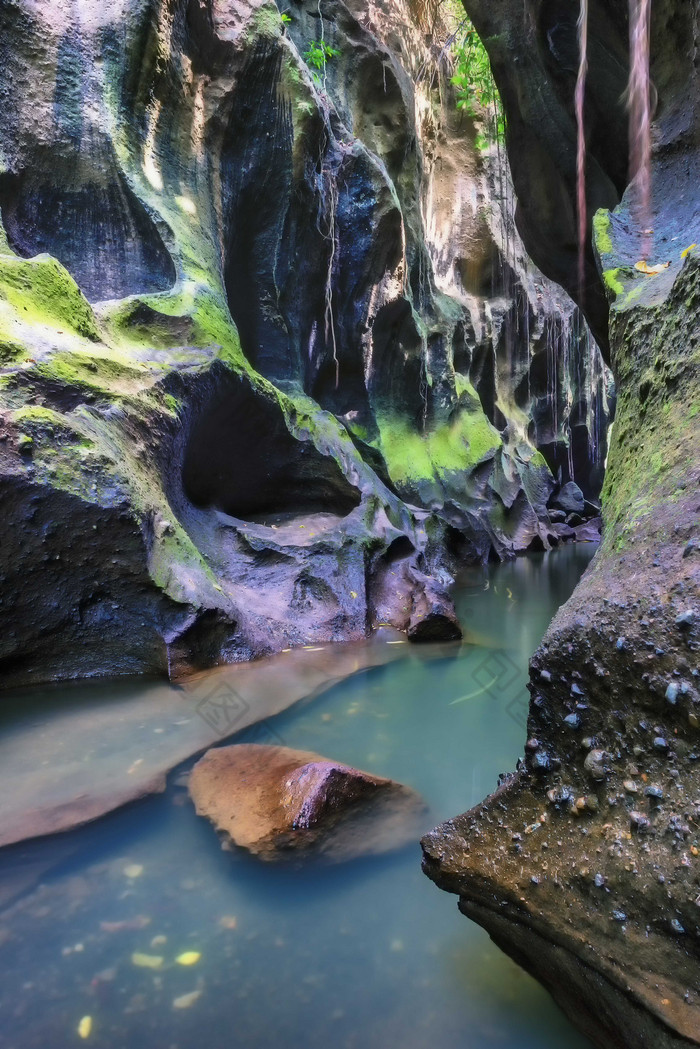 山间彩色的岩石摄影图