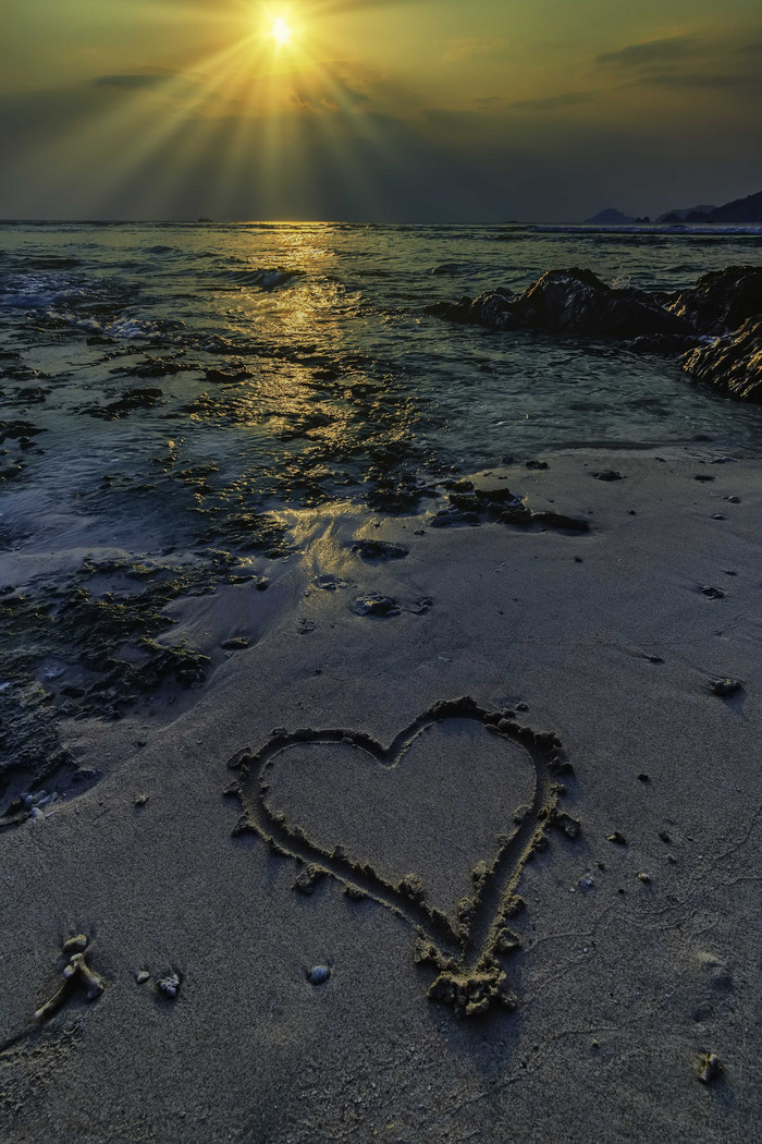 自然日山时海滩上画心