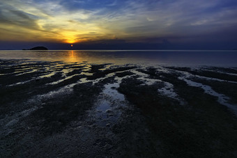 黎明日出的海边风景摄影图