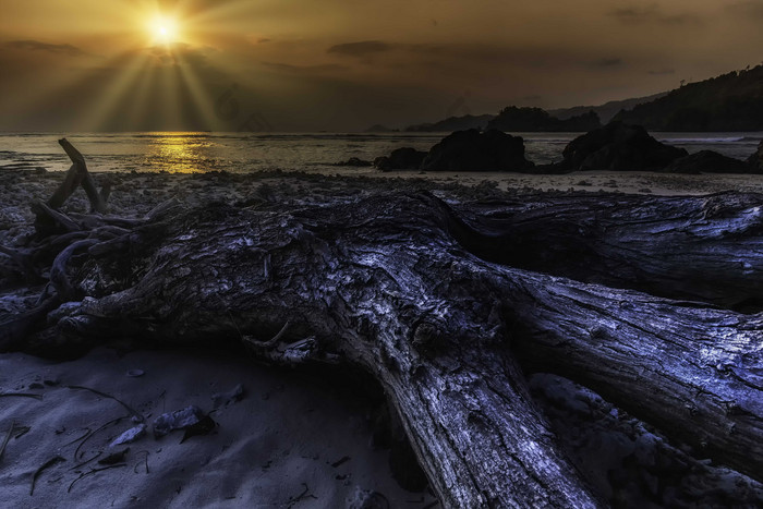 海边黎明时的风景摄影图
