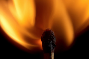 火柴燃烧产生的火焰摄影图