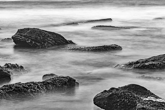 黑与白海洋石头摄影图