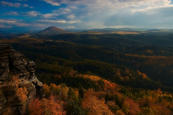 秋天天空山岳森林风景摄影图