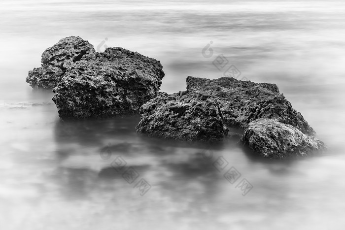 黑与白的海洋礁石摄影图
