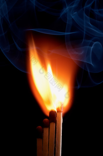 火柴燃烧产生的火苗烟雾摄影图