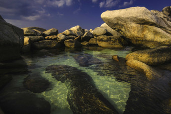自然风光大海边礁石摄影图