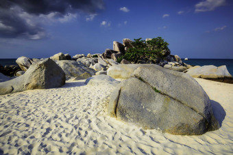 海滩美丽的石头摄影图