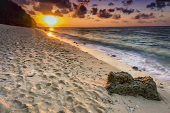 大自然夕阳下的海洋海滩摄影图图片