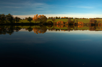 秋天美丽湖边景色摄影图