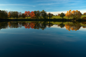 秋天蓝天白云湖边树木摄影图