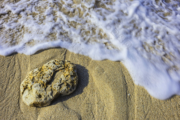 浪花沙滩上的石头摄影图