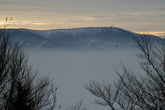 户外景色冬季云雾中的山崖摄影图