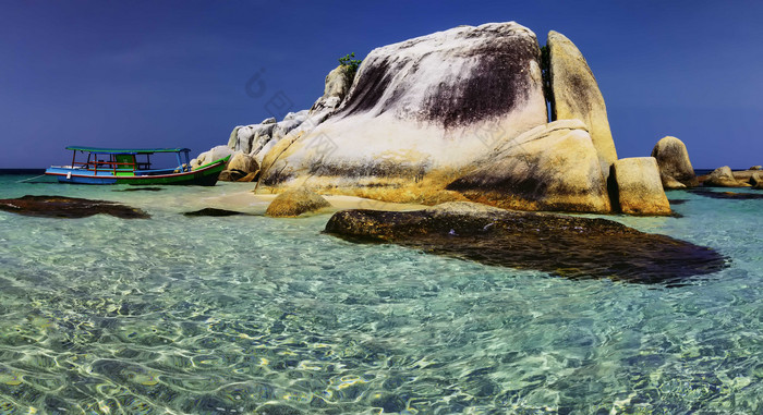 大海碧水水纹海上礁石摄影图