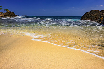浪花拍打沙滩海边风景摄影图