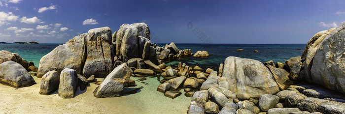 亚洲海滩沙滩上的礁石摄影图