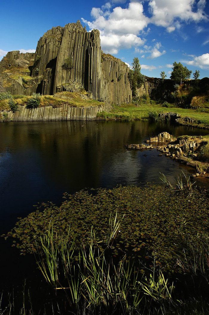 天空下的山崖流水