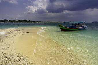 亚洲海边沙滩上的渔船摄影图