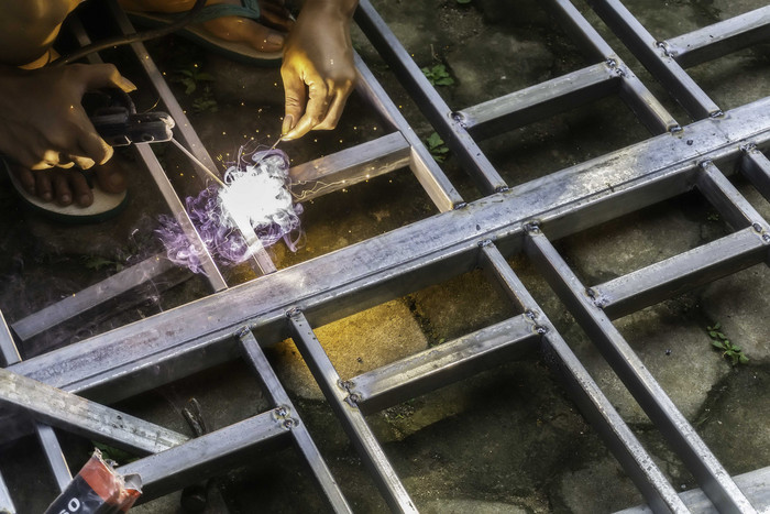 焊接工人焊接钢铁摄影图