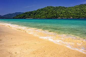 自然风景海边沙滩海浪摄影图