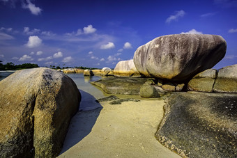 海边<strong>沙滩</strong>上岩石摄影图