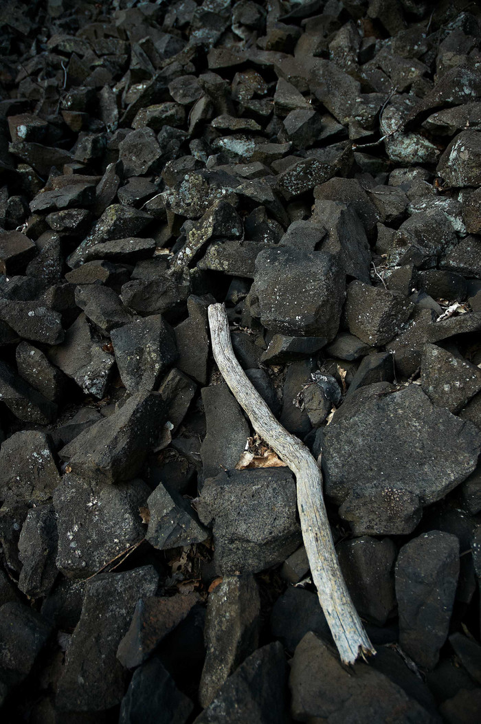 黑色的碎石乱石摄影图