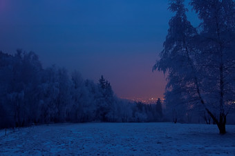 冬天雪后日落摄影图