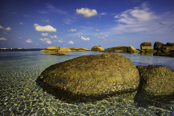 浸泡在海水中的岩石摄影图