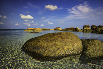 浸泡在海<strong>水中</strong>的岩石摄影图