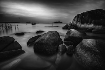 亚洲黑与白海滩沙滩<strong>岩石</strong>摄影图