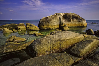 海边上浸泡在<strong>海水</strong>中的岩石摄影图