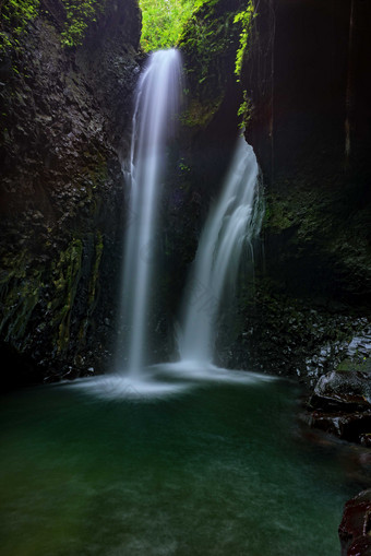 自然风景岩石山间瀑布摄影图