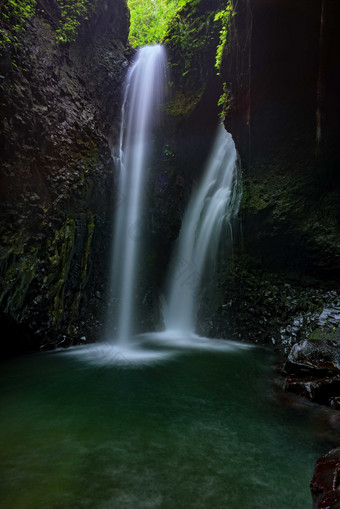 自然<strong>风景</strong>岩石山间瀑布摄影图