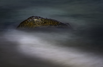 大海上的蕉石摄影图