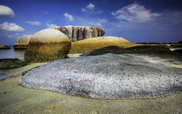 海滩卵石云彩摄影图