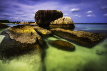 海边水里的<strong>礁石摄影</strong>图