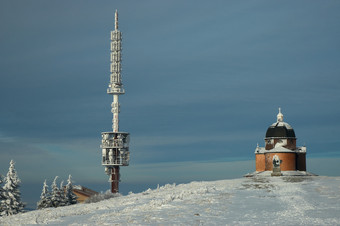 冬天阴天雪景建筑物摄影图