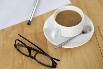 暖色调桌上的咖啡摄影图
