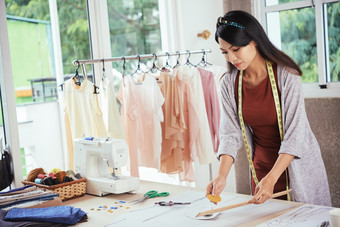 清新风服装设计师摄影图