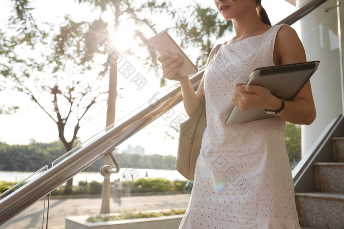 简约下楼梯的女士摄影图