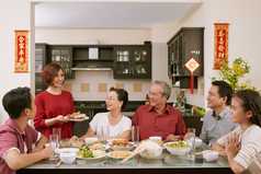 暖色调团聚吃饭的家人摄影图