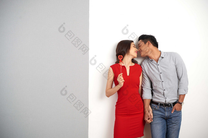 简约亲吻的情侣摄影图