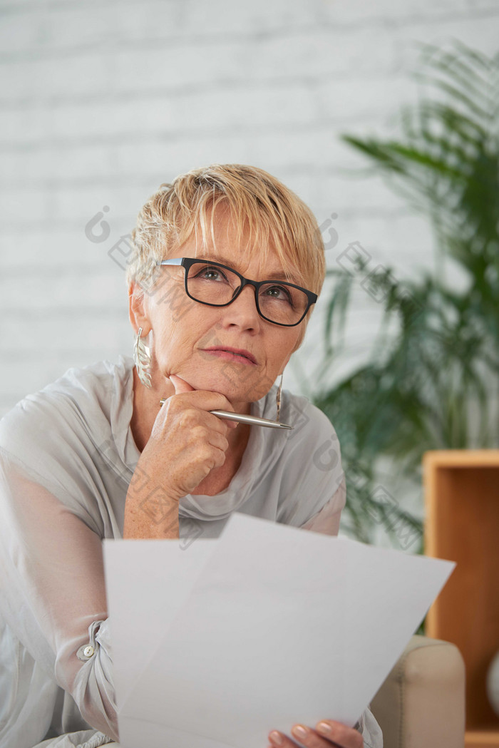 白种人的女人高级眼镜